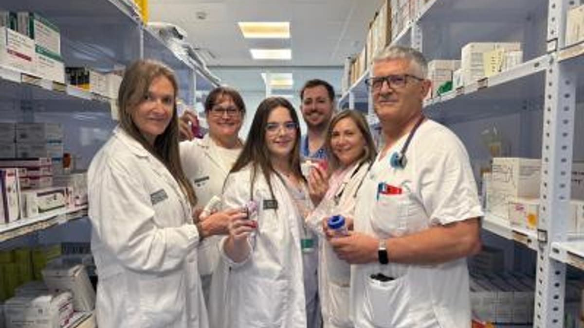 Profesionales sanitarios en bata blanca en la farmacia del Hospital Doctor Balmis