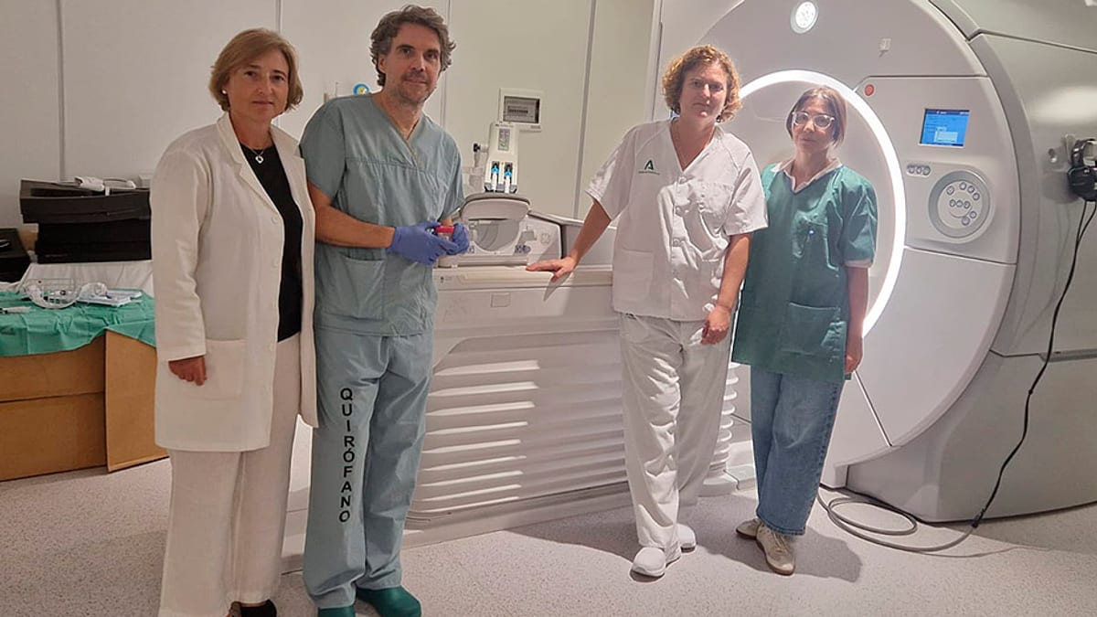 Profesional sanitario en consulta de diagnóstico de cáncer de mama en hospital