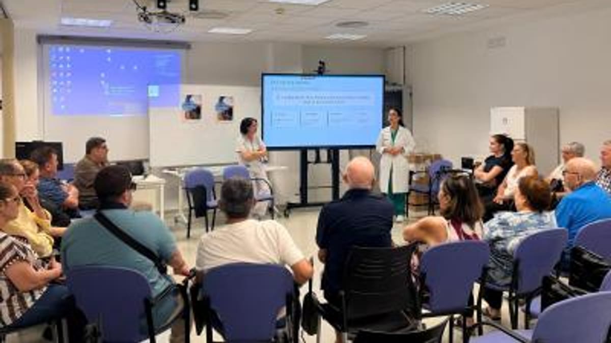 Sala de conferencias del Hospital General de Elche con participantes en sesión de la Escuela de Pacientes Ostomizados