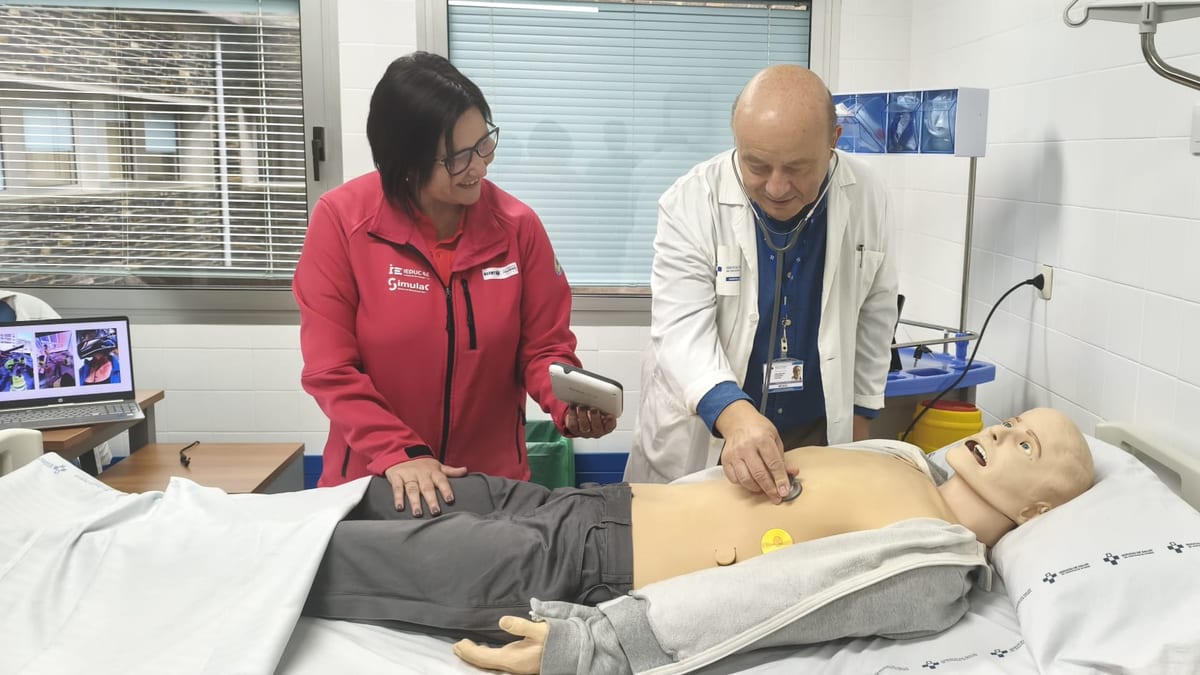 Profesionales sanitarios realizan entrenamiento con maniquí médico en la sala de simulación del Hospital de Jarrio