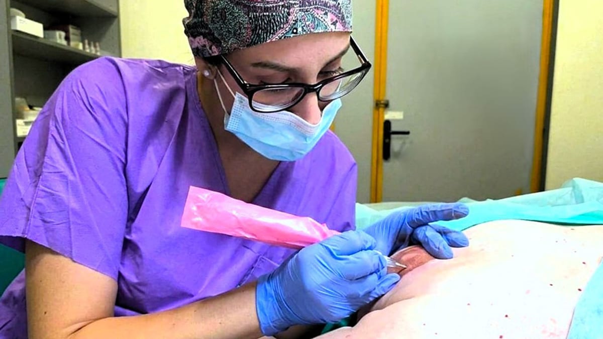 Profesionales sanitarios realizando micropigmentación en reconstrucción mamaria en el Hospital Juan Ramón Jiménez de Huelva