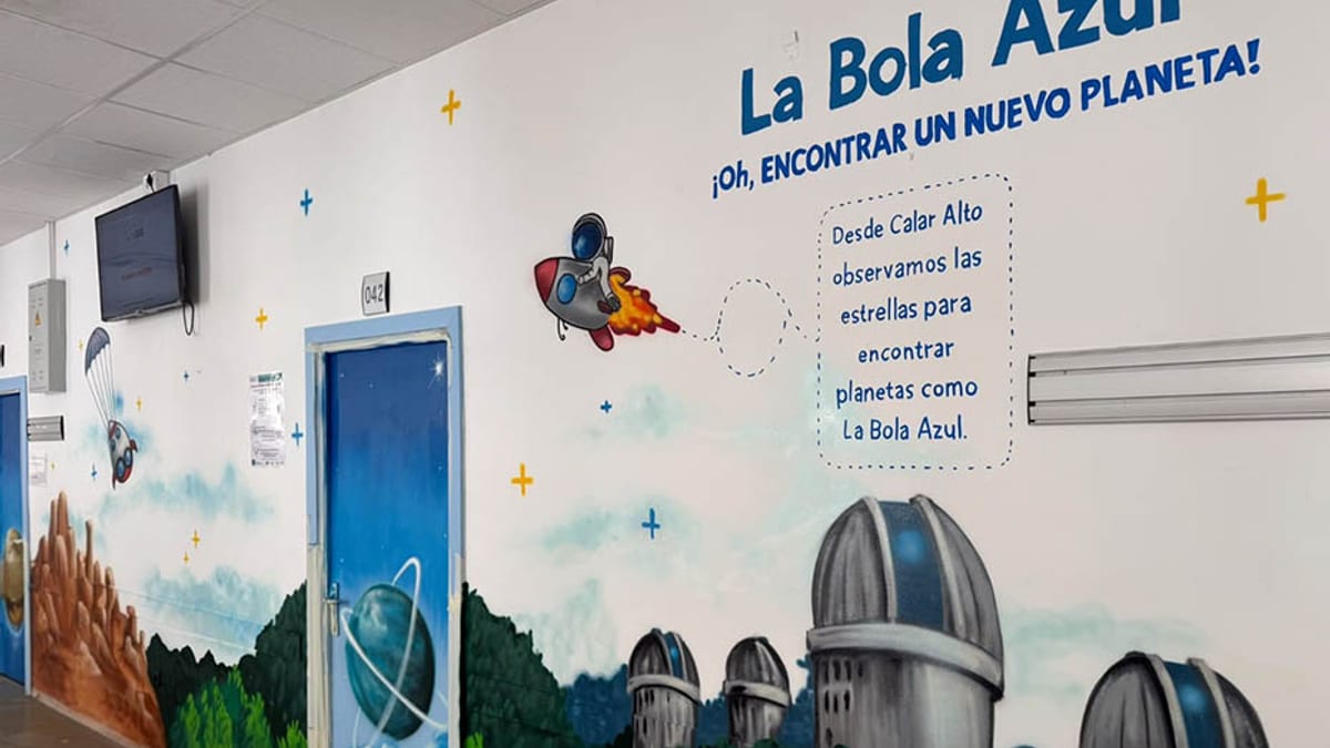 Decoración temática del centro Bola Azul del Hospital Torrecárdenas con viaje de astronauta al Arrecife de las Sirenas