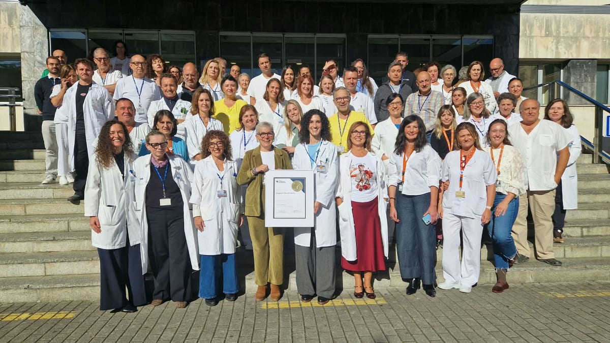 Profesionales sanitarios del Hospital Valle del Nalón posando con la certificación renovada de Joint Commission International