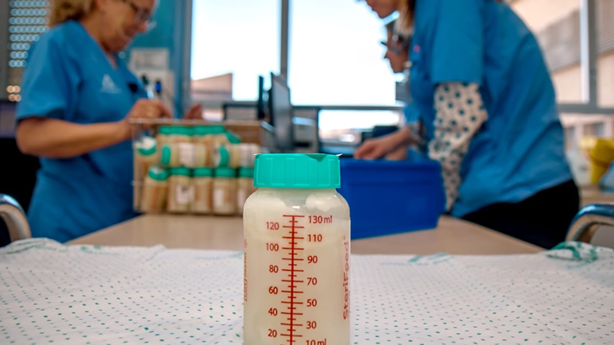 Cartel informativo del Banco de Donación de Leche Materna del Hospital Virgen del Rocío con escala de volumen de leche