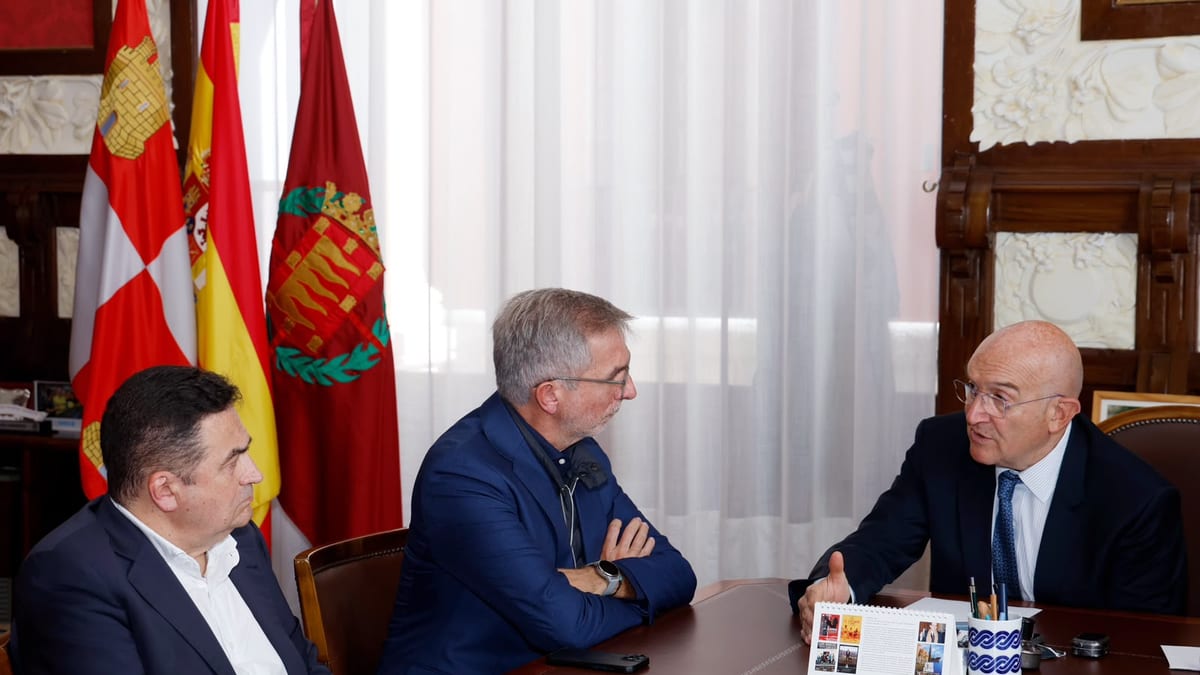Reunión entre el alcalde de Valladolid Jesús Julio Carnero y directivos de la Autoridad Portuaria de Santander en sala oficial