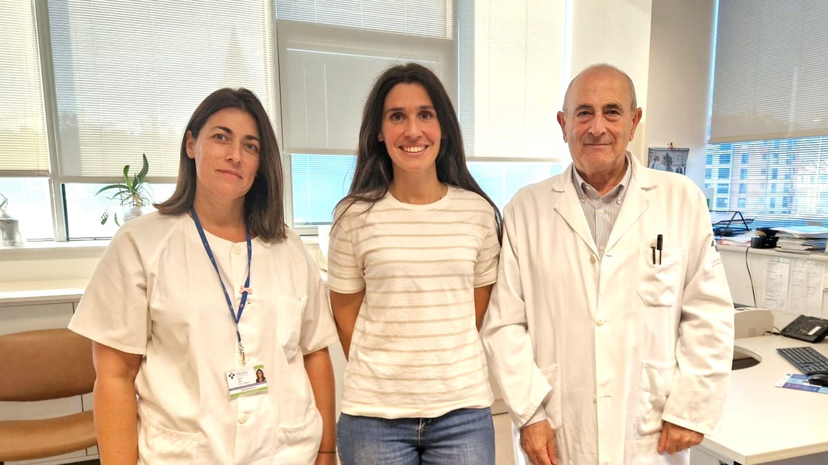Profesionales sanitarios del HUCA en consulta de diabetes tipo 1