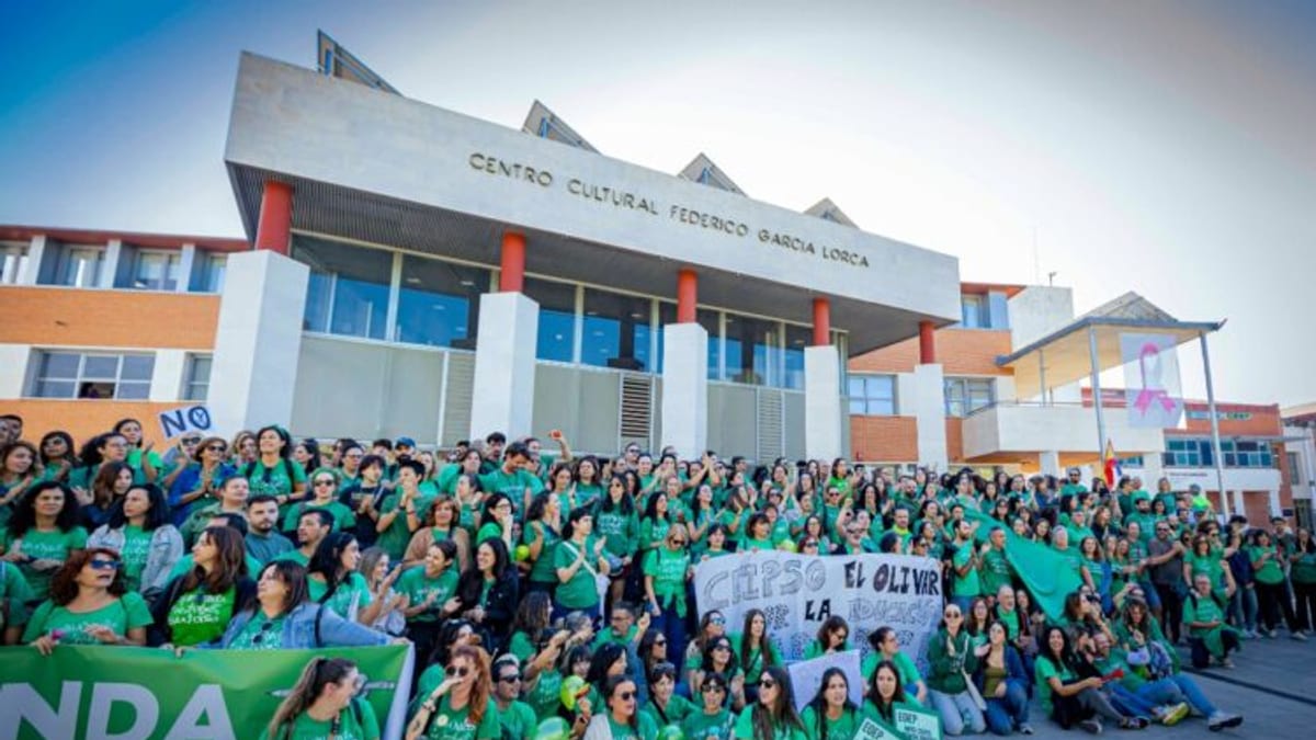 Manifestación de huelga en defensa de la educación pública en Rivas Vaciamadrid, con carteles de protesta visibles