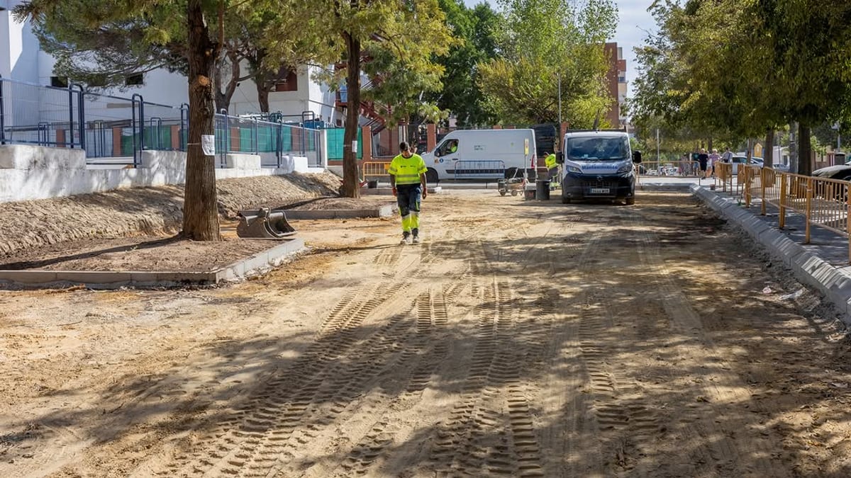 Trabajos de acondicionamiento en la calle Artesanos, La Orden, Huelva, con adecuación de un espacio terrizo para 17 plazas de aparcamiento
