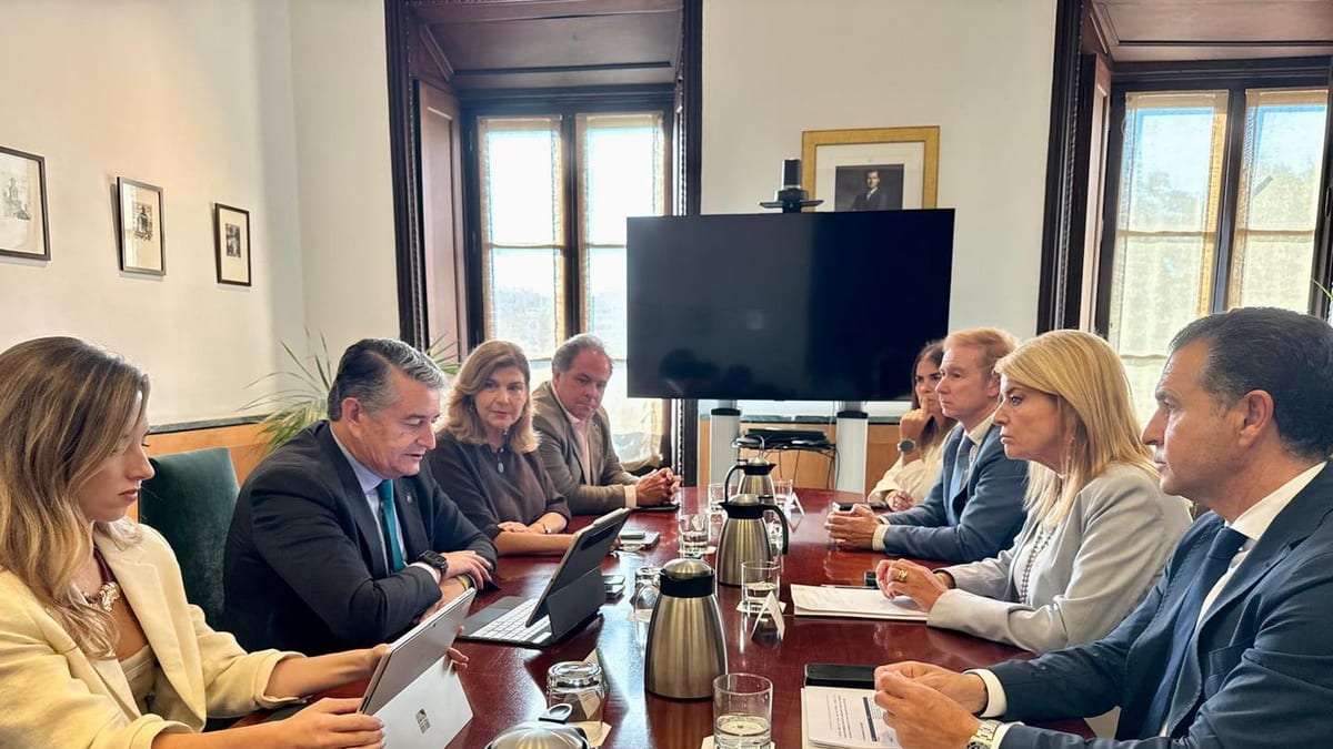 Reunión de trabajo entre autoridades del Ayuntamiento de Huelva y la Junta de Andalucía en una sala de conferencias