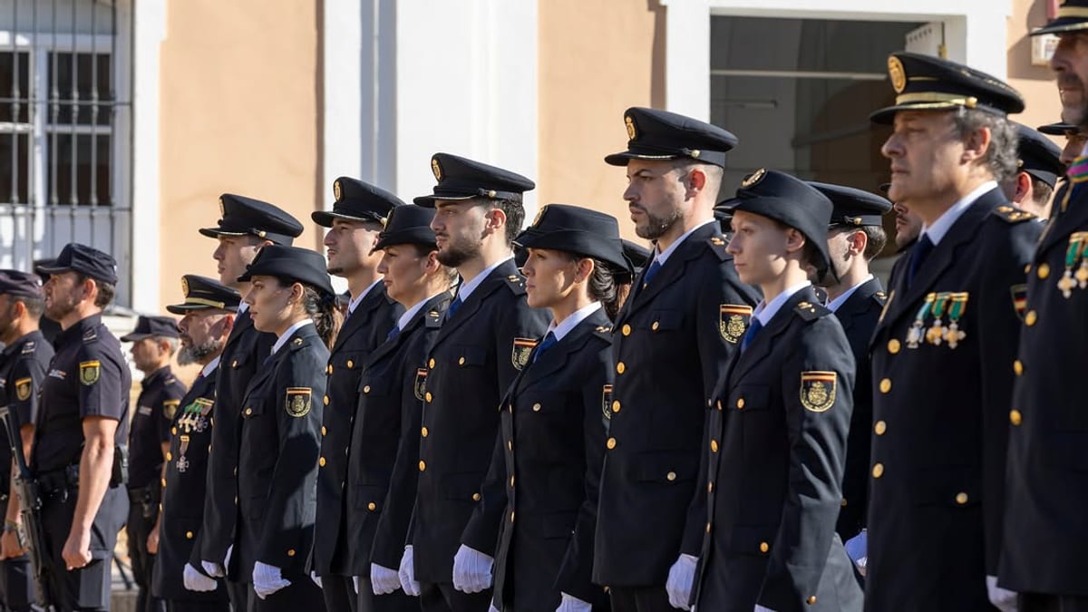 Ceremonia del Día de la Policía Nacional en la Plaza de la Merced de Huelva con agentes uniformados en acto oficial