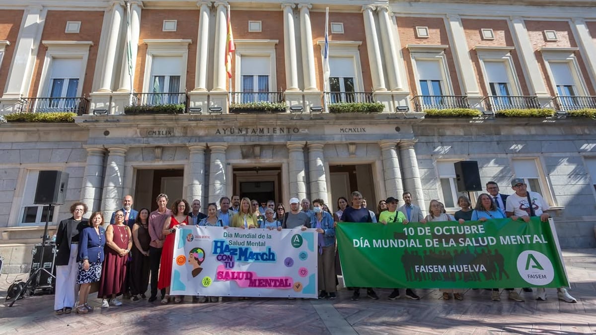 Acto de conmemoración del Día Mundial de la Salud Mental en la Plaza de la Constitución de Huelva organizado por FEAFES Huelva y FAISÉN