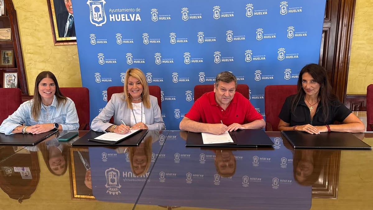 Pancarta del Ayuntamiento de Huelva con el logotipo de Huelva Deporte anunciando el acuerdo de patrocinio con el CDC Nuevo Molino