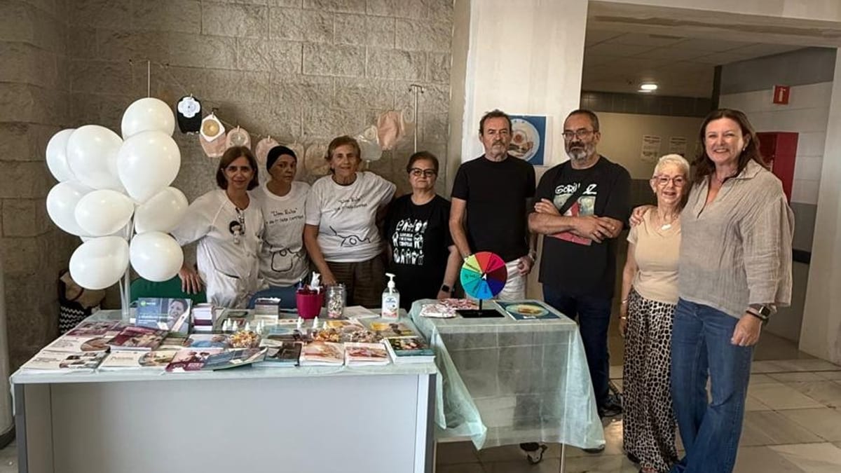 Conmemoración del Día Mundial del Paciente Ostomizado en Huelva con personal del Hospital Infanta Elena