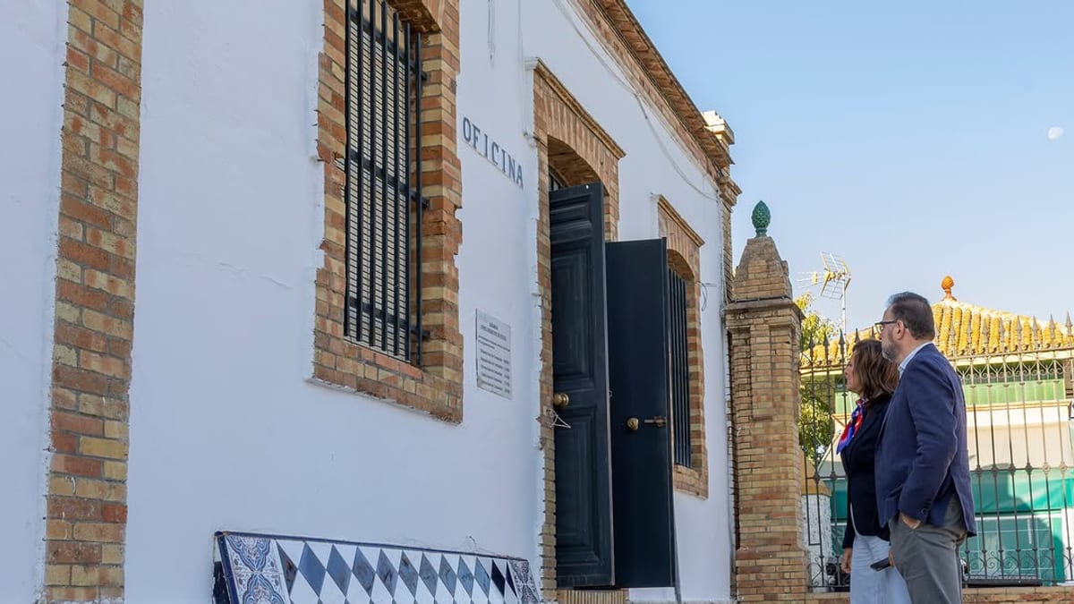 Trabajos de acondicionamiento en el Cementerio de La Soledad de Huelva para el Día de los Difuntos