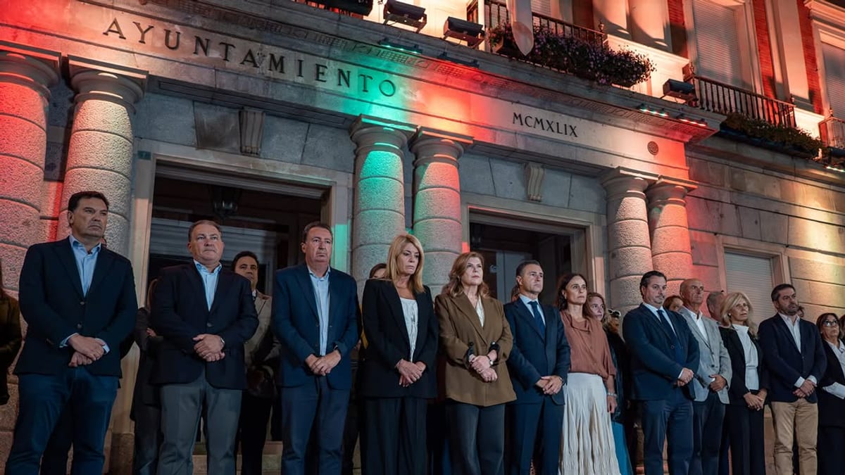 Acto de recogimiento en las puertas del Ayuntamiento de Huelva en memoria de las víctimas del accidente ferroviario de Toledo