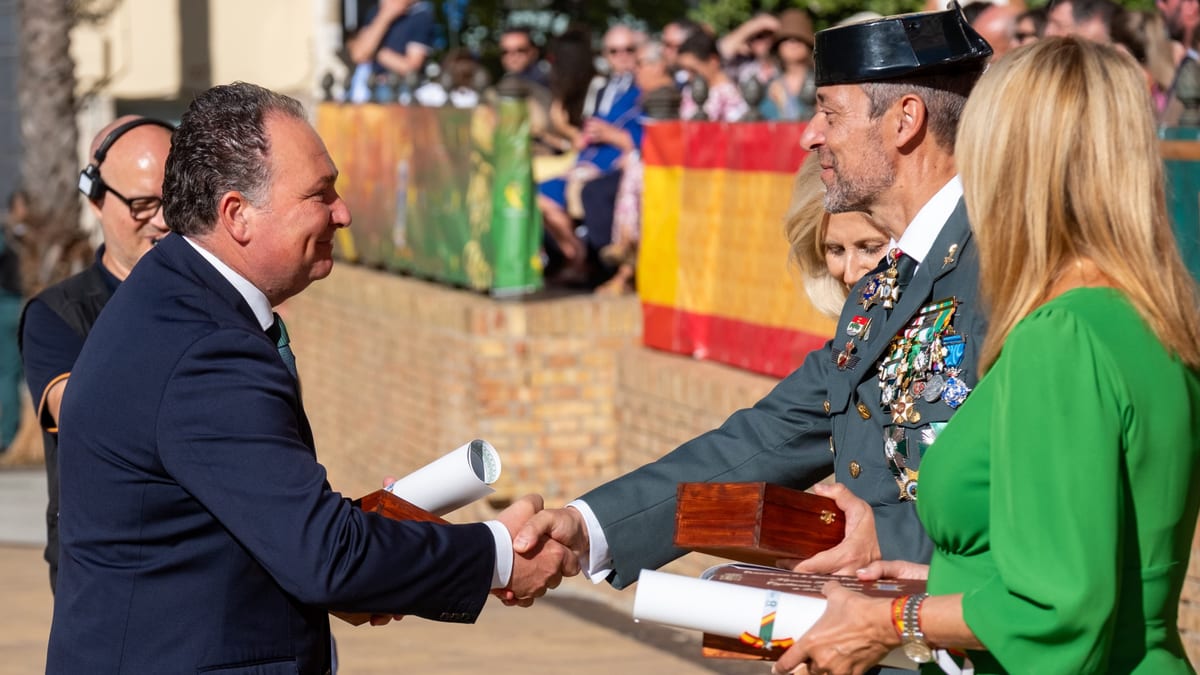Plaza de la Merced de Huelva llena de ciudadanos en el acto de homenaje a la Guardia Civil con autoridades institucionales