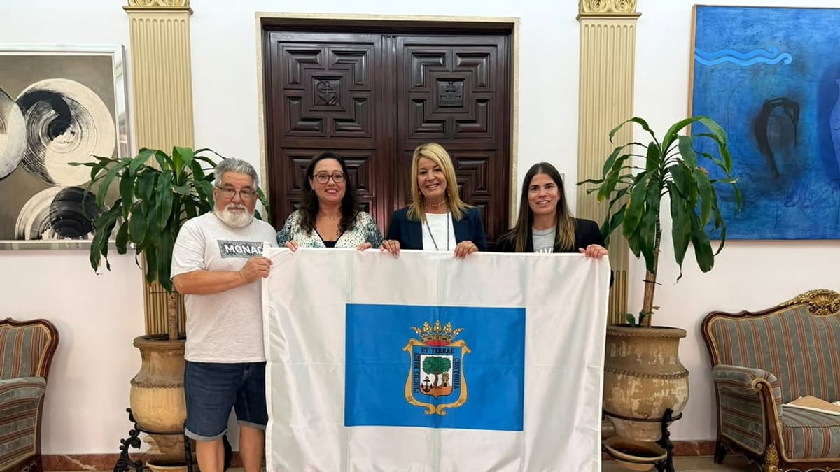 Representantes del Ayuntamiento de Huelva y del Sporting Club de Huelva sostienen la bandera del club en acto de formalización del patrocinio
