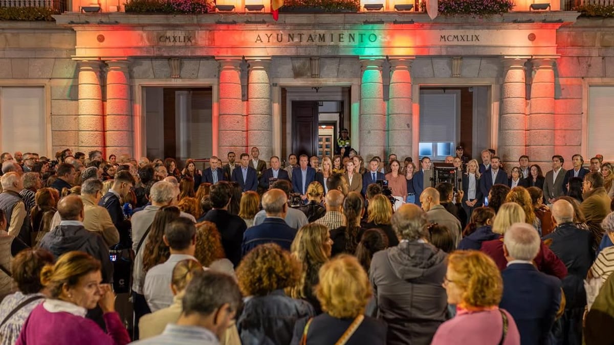 Imagen de duelo del Ayuntamiento de Huelva por el accidente ferroviario de Toledo