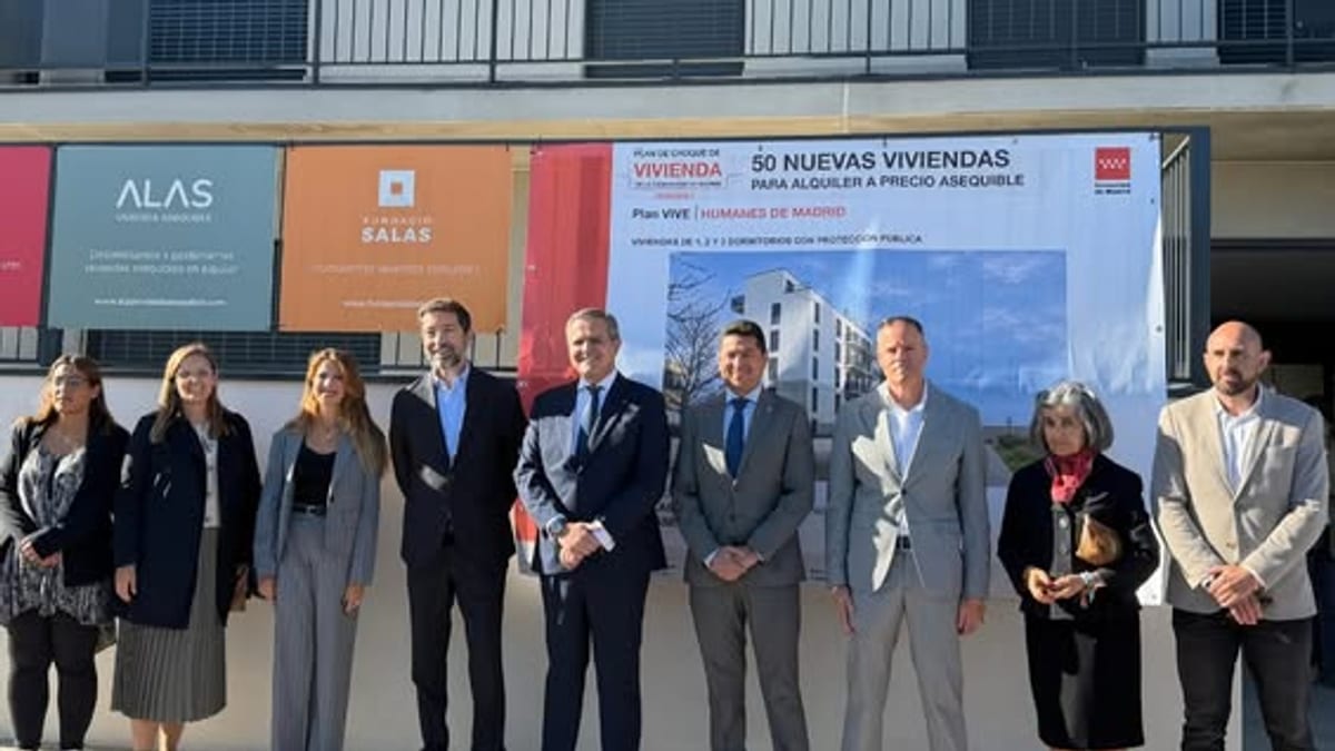 Visita a las 50 viviendas de alquiler asequible del Plan Vive en Humanes de Madrid con el consejero de Vivienda y el alcalde