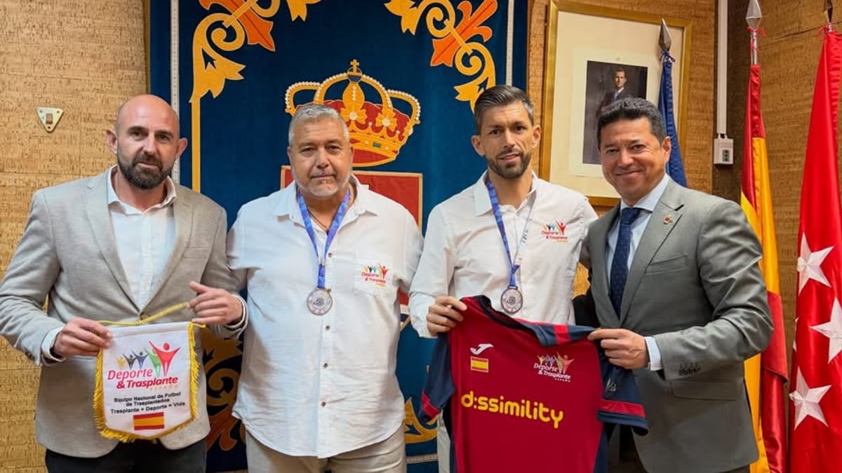 Alberto, capitán de la Selección Española de Fútbol de Trasplantados, y Fernando Torres en el salón de actos del Ayuntamiento de Humanes de Madrid