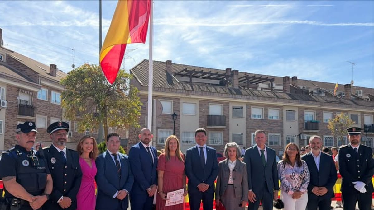 Acto de homenaje a la Guardia Civil en Arroyomolinos con autoridades de Humanes de Madrid y bandera de España