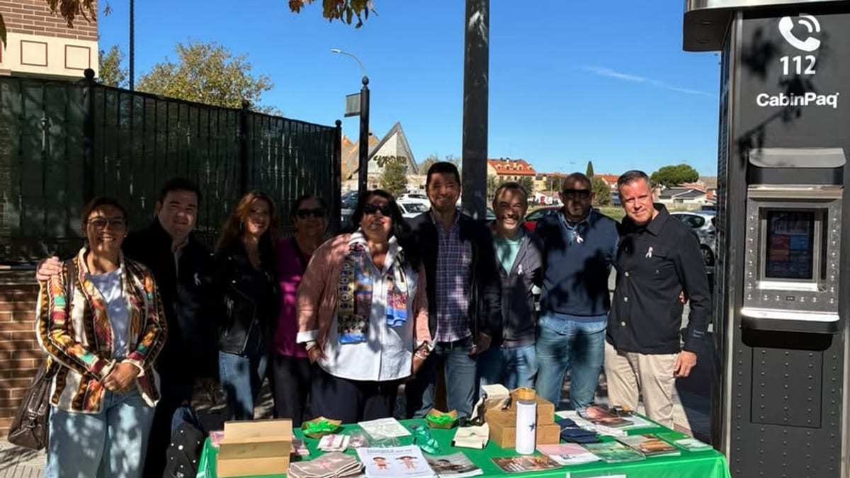 Mesa informativa de la Asociación Española Contra el Cáncer en Humanes de Madrid con material de concienciación sobre cáncer de mama