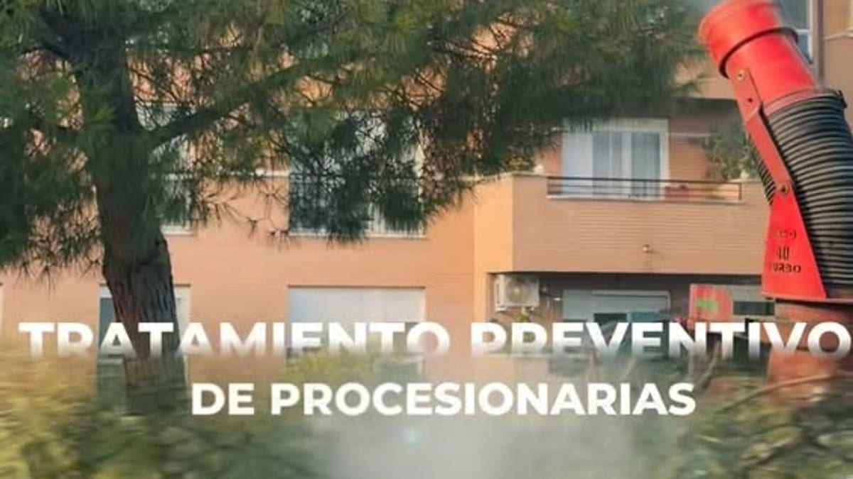 Equipo de tratamiento fumigando contra la oruga procesionaria en zonas verdes de Humanes de Madrid