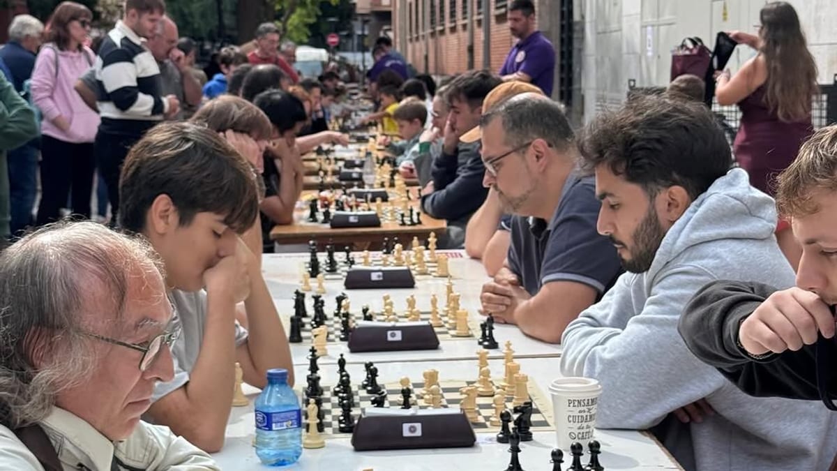 Múltiples participantes jugando ajedrez simultáneamente en el Paseo de las Cien Tiendas de Logroño durante el I Torneo de ajedrez