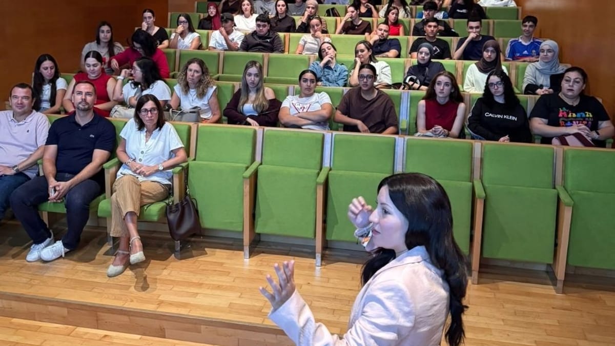 Carla Leal, CEO de NeeKids, durante la Jornada de Sensibilización de RETOS FP_AVANZA en el CIFP Nº 1 de Ceuta