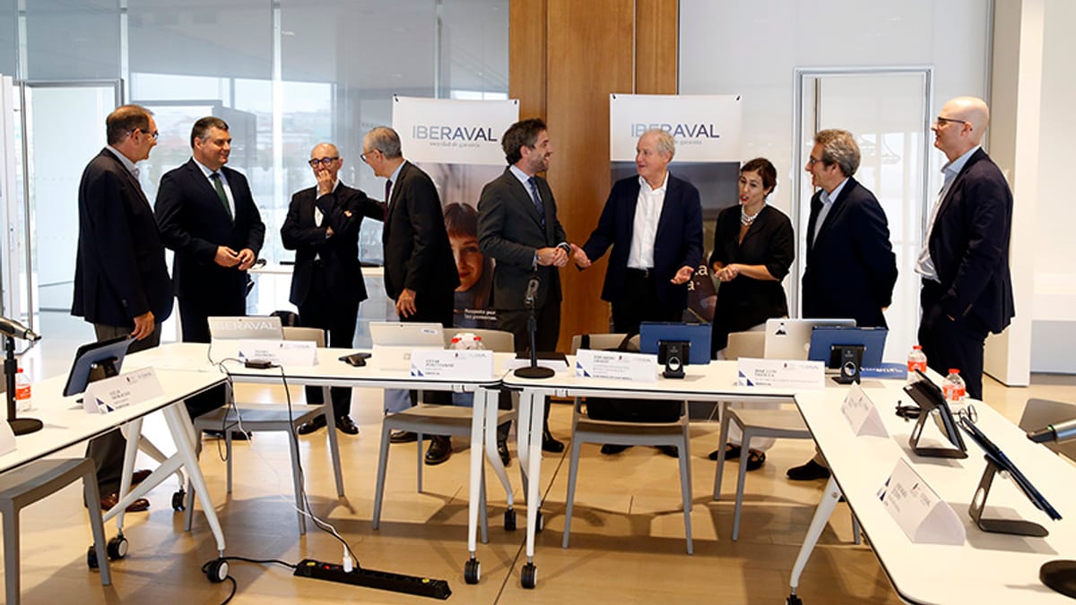 Logotipo de Iberaval durante una reunión de presentación de resultados de financiación a pymes