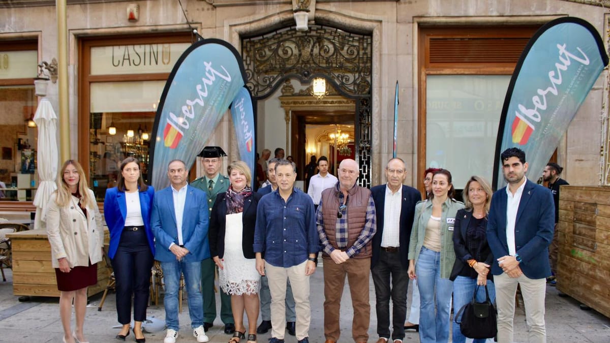 Alcalde Manuel Serrano inaugurando Ibercut 2026 en el Casino Primitivo de Albacete, rodeado de autoridades municipales y carteles de bienvenida a la feria internacional de cuchillería
