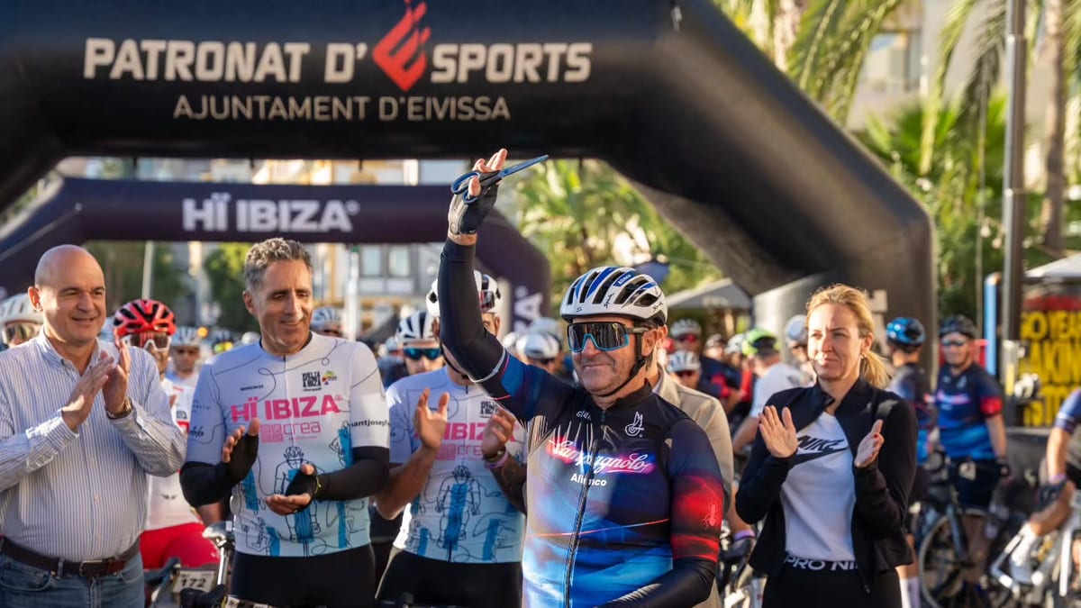 Grupo de ciclistas en la salida de la Cicloibiza en Ibiza, evento organizado por el Patronat d'Esports