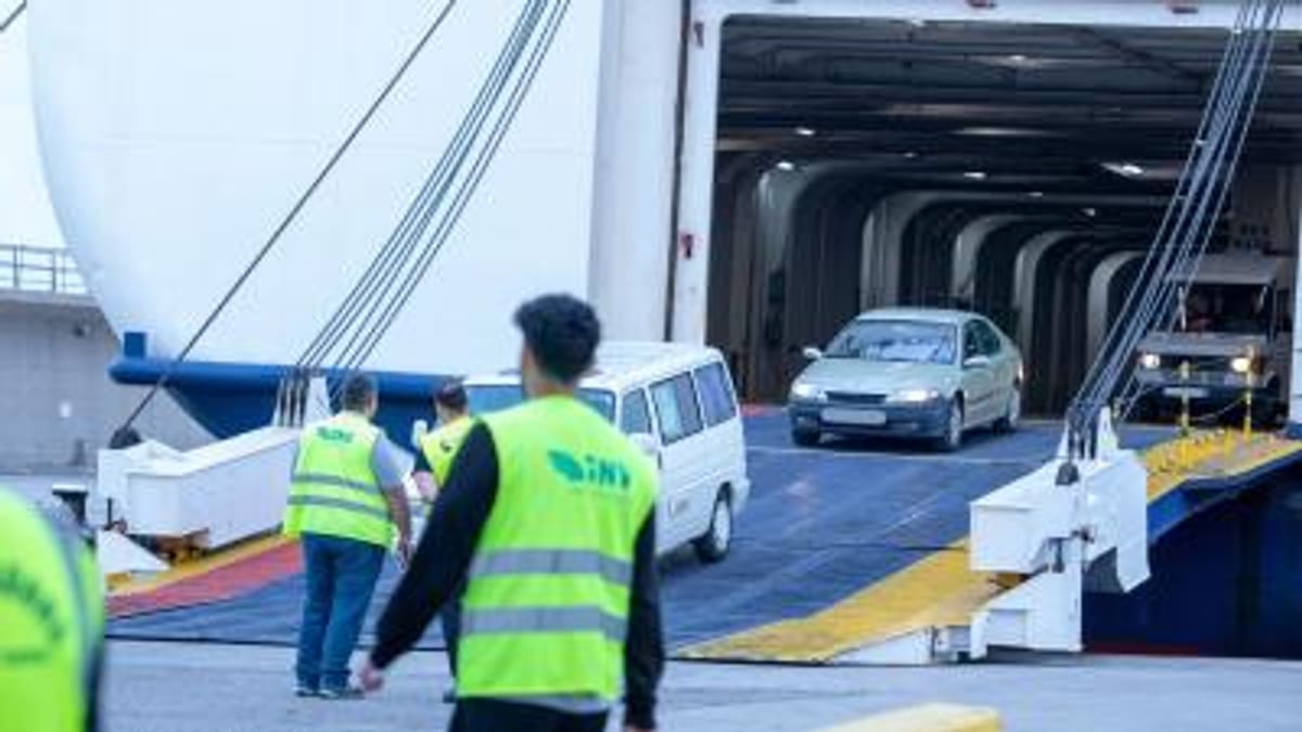Zona portuaria de Ibiza con vehículos durante temporada de control de tráfico