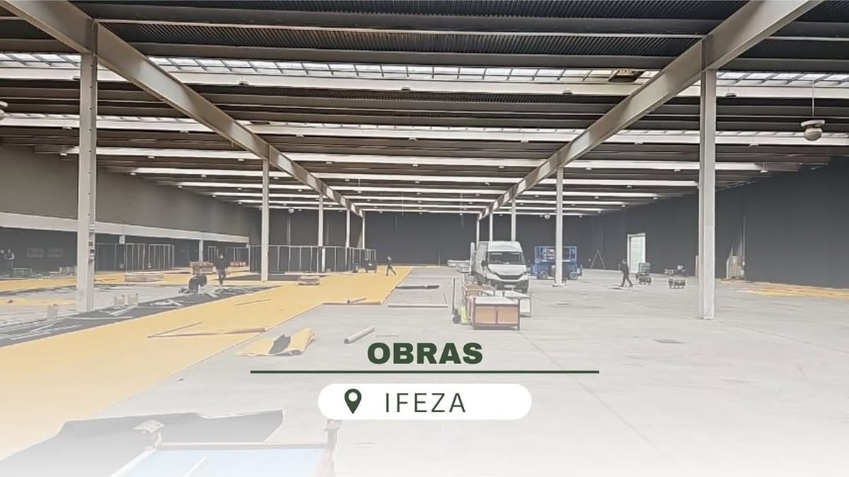 Pabellón principal de IFEZA Zamora con pavimento de resina de poliuretano azul renovado