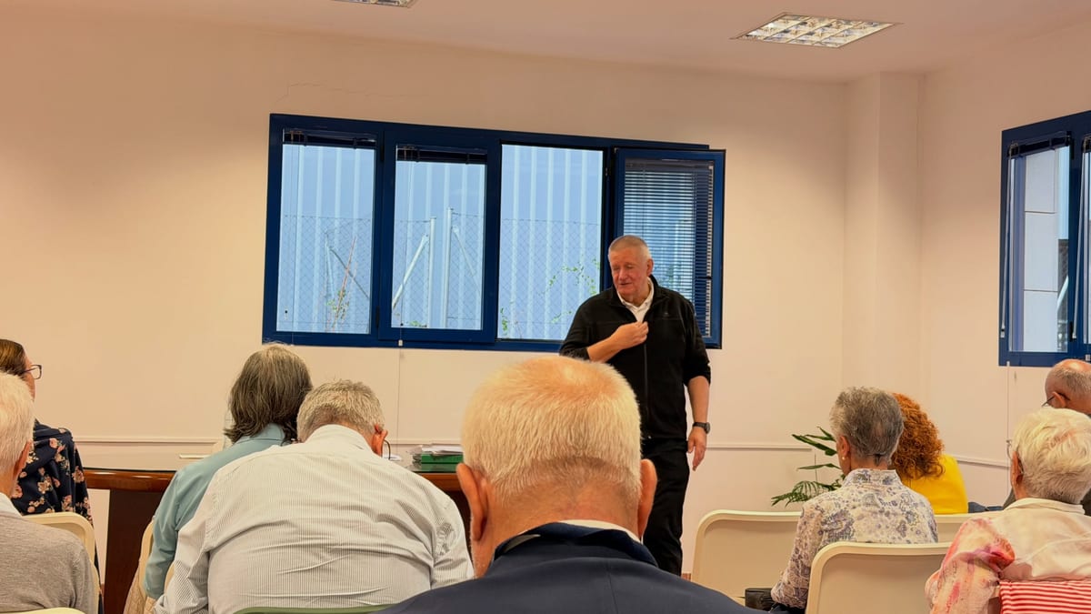 José Luis Segovia durante su presentación sobre pastoral social y comunidades inclusivas para Cáritas Madrid