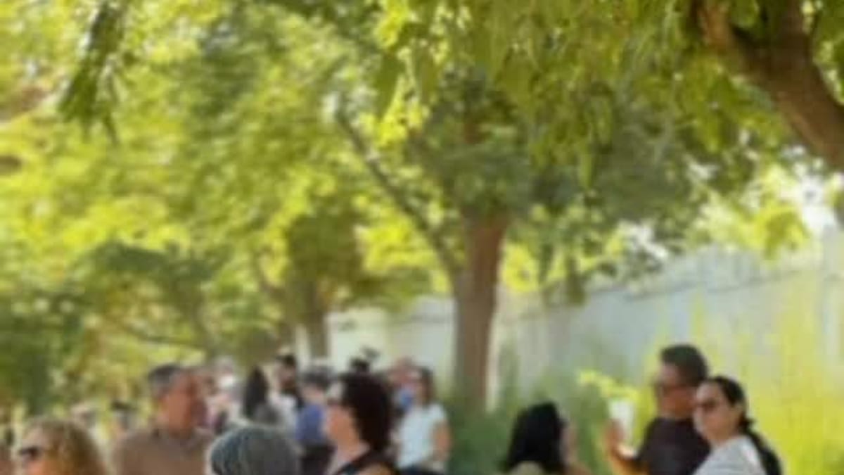 Participantes en la II Convivencia de la Agrupación Vecinal en el parque del Rodeo de Cáceres