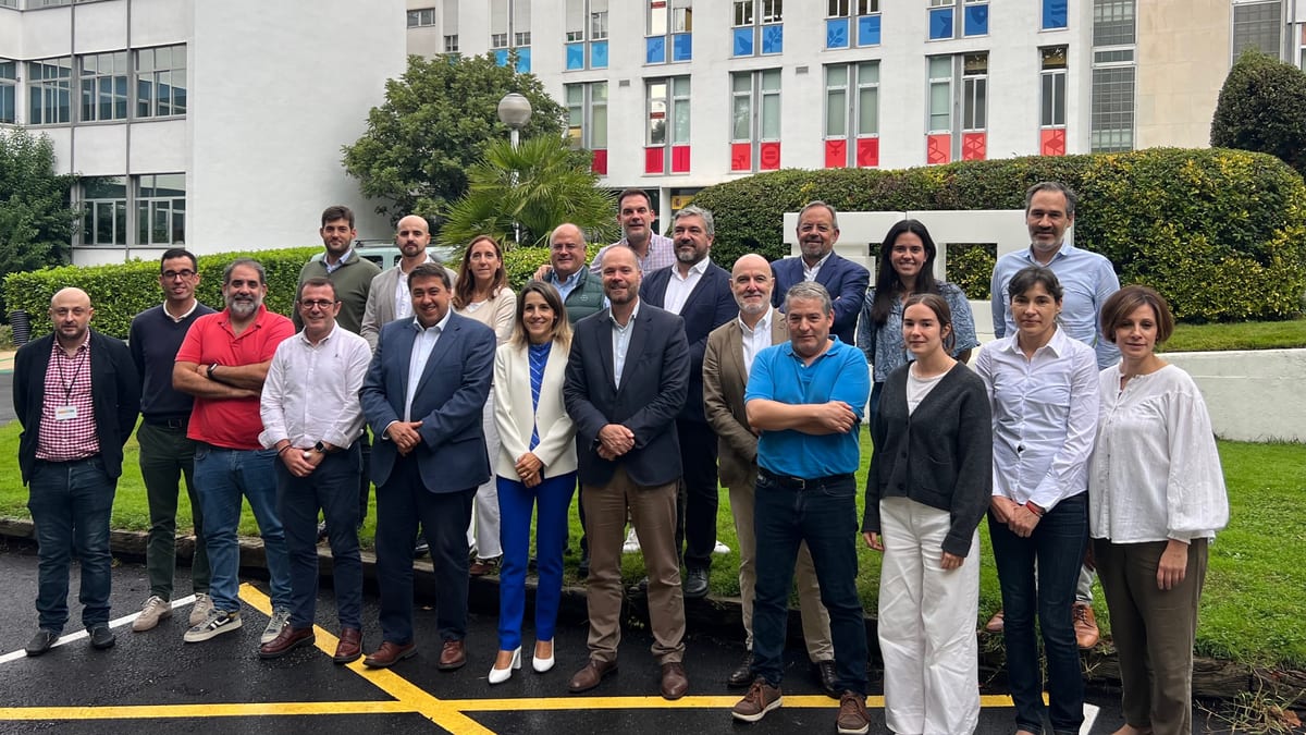 Grupo de participantes posando en la inauguración del Programa Ejecutivo en Biometano de EOI frente a edificio moderno