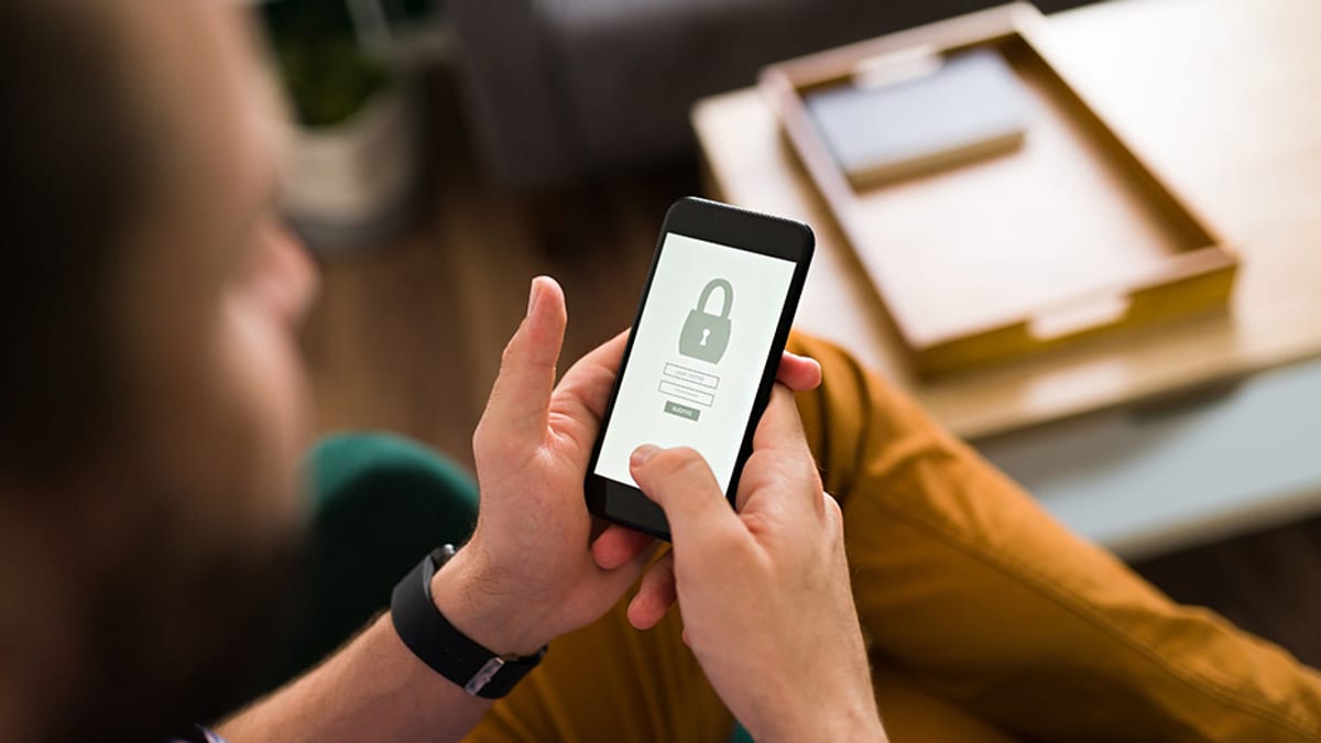 Smartphone mostrando un ícono de candado que representa seguridad digital y ciberseguridad