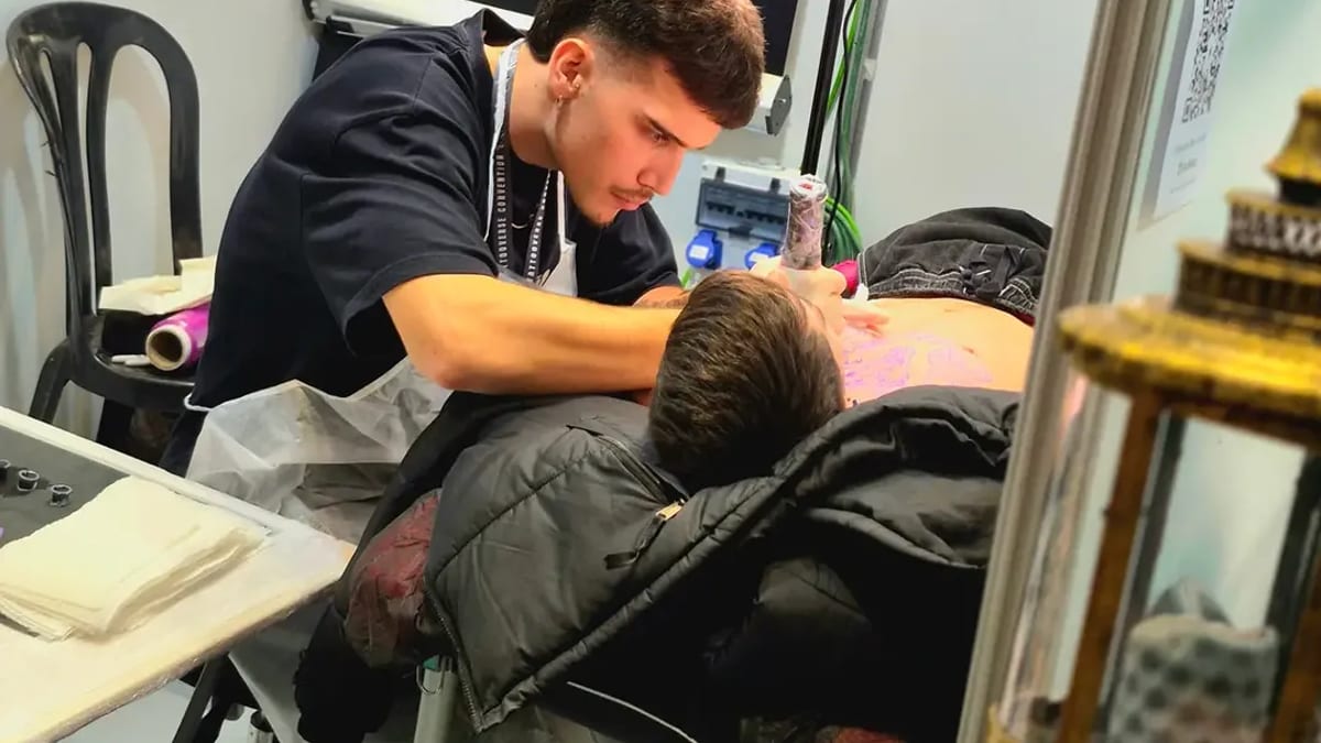 Asistentes de la II Madrid Tattoo Convention en Arganda del Rey con artistas tatuadores y público