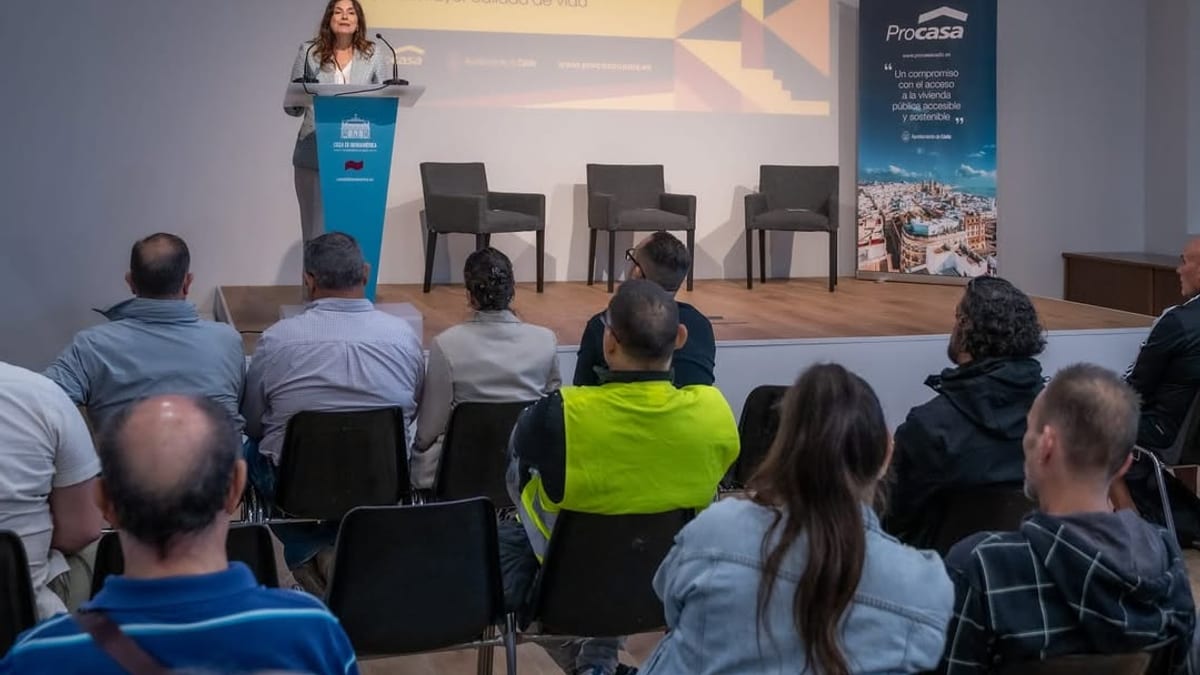 Ana Sanjuán presenta el II Plan de Rehabilitación Interior a inquilinos del parque municipal de viviendas de Cádiz en la Casa de Iberoamérica
