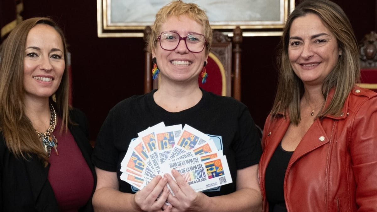 Entrega de premios de la II Ruta de la Tapa del Orgullo en el Ayuntamiento de Cádiz. Virginia Martín, Yolanda Pérez y Elisa Soberli posan con los vales de compra ganados en el sorteo