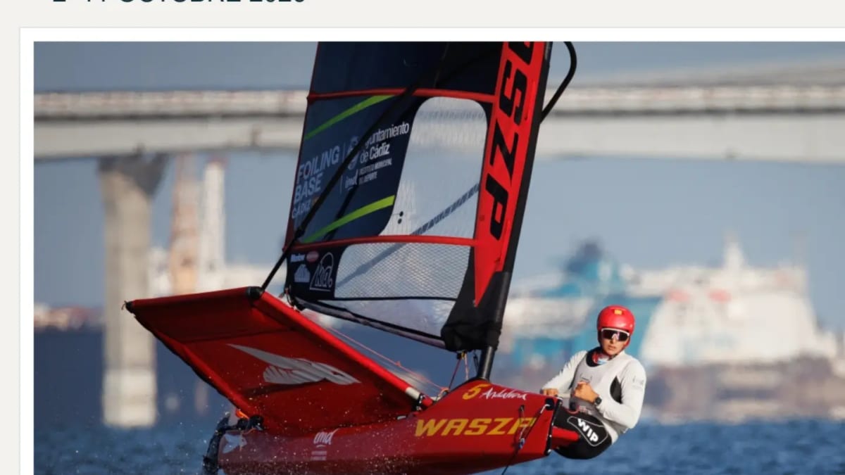 Grupo de participantes en los III Cádiz Foiling Days durante las actividades de foiling en la bahía de Cádiz, con embarcaciones WASZP