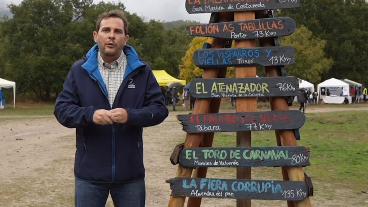 Participantes del III Encuentro de Exaltación de las Mascaradas de Zamora en el Lago de Sanabria