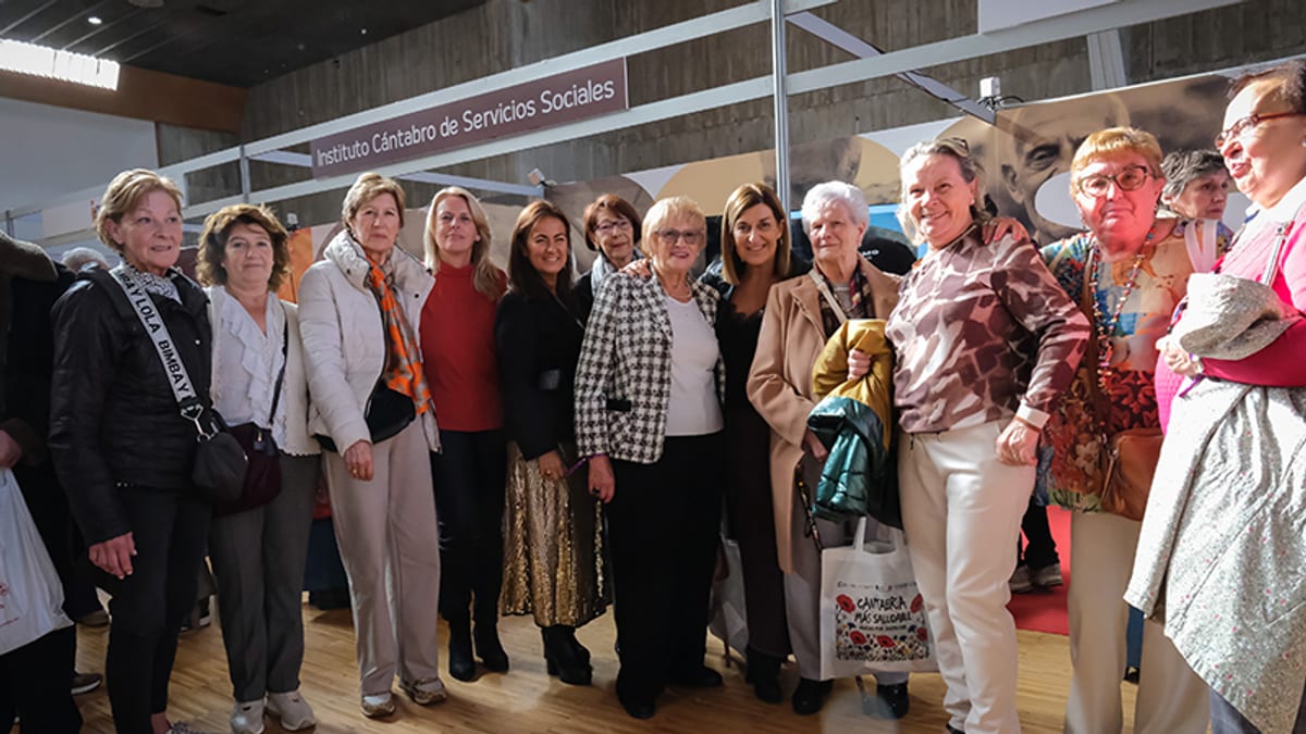 La presidenta de Cantabria durante su visita a la III Feria de Mayores de Cantabria en el Palacio de Exposiciones de Santander