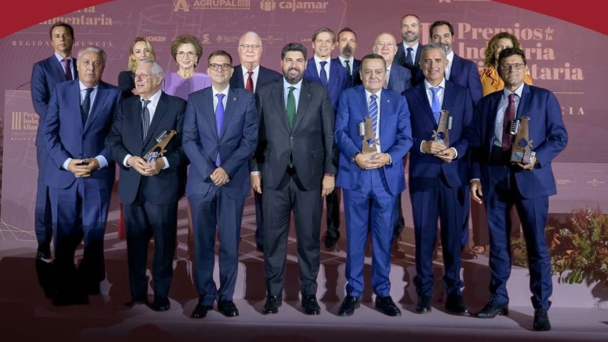 Entrega de los III Premios de la Industria Alimentaria de Agrupal con autoridades y galardonados de la Región de Murcia
