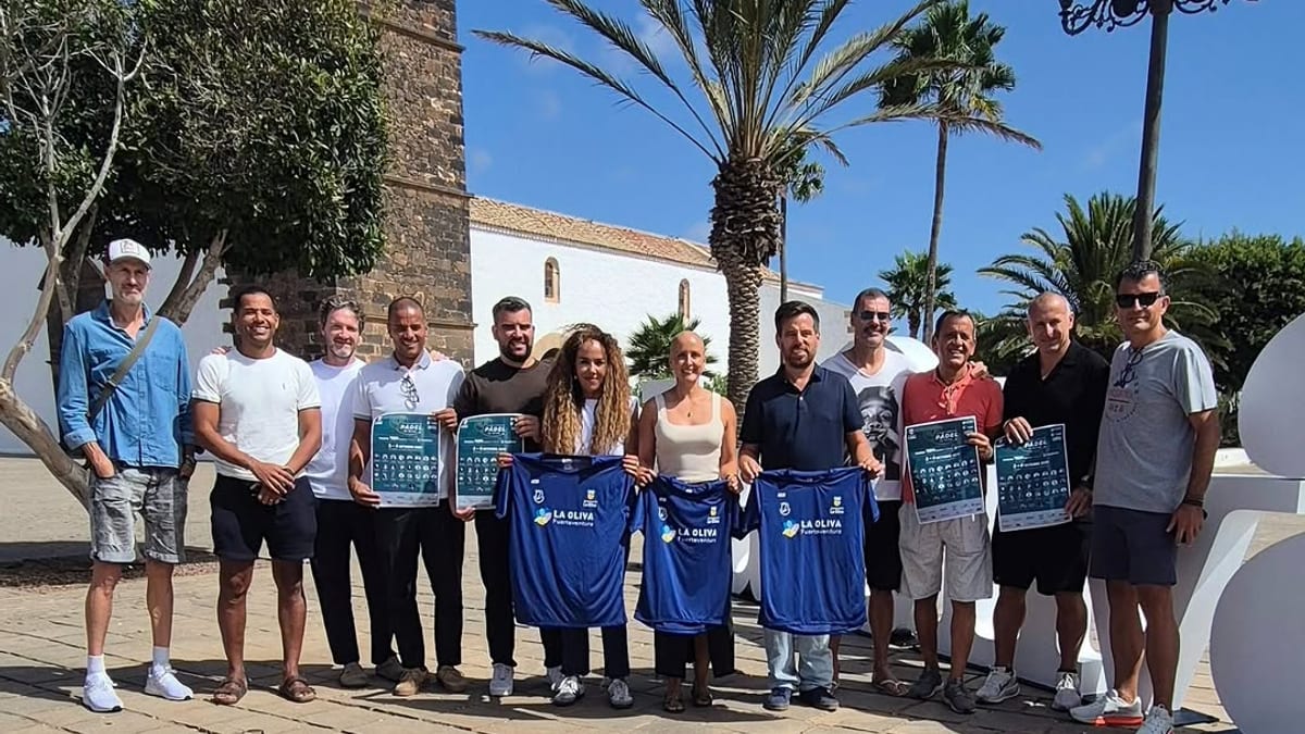 Participantes del III Torneo Benéfico de Pádel La Oliva en El Cotillo, Fuerteventura, con actividades de inclusión deportiva