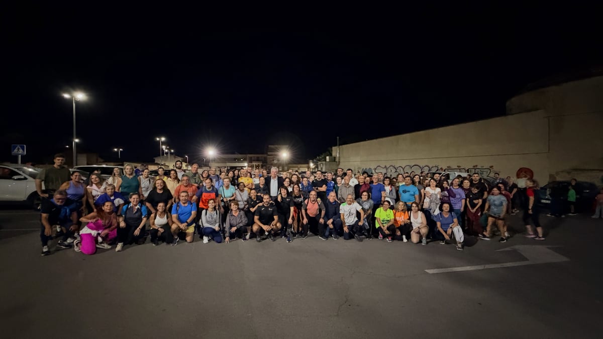 Participantes en la ruta nocturna 'Illescas Camina' con el alcalde José Manuel Tofiño y la concejala Belén Beamud en el Pabellón el Parque de Illescas