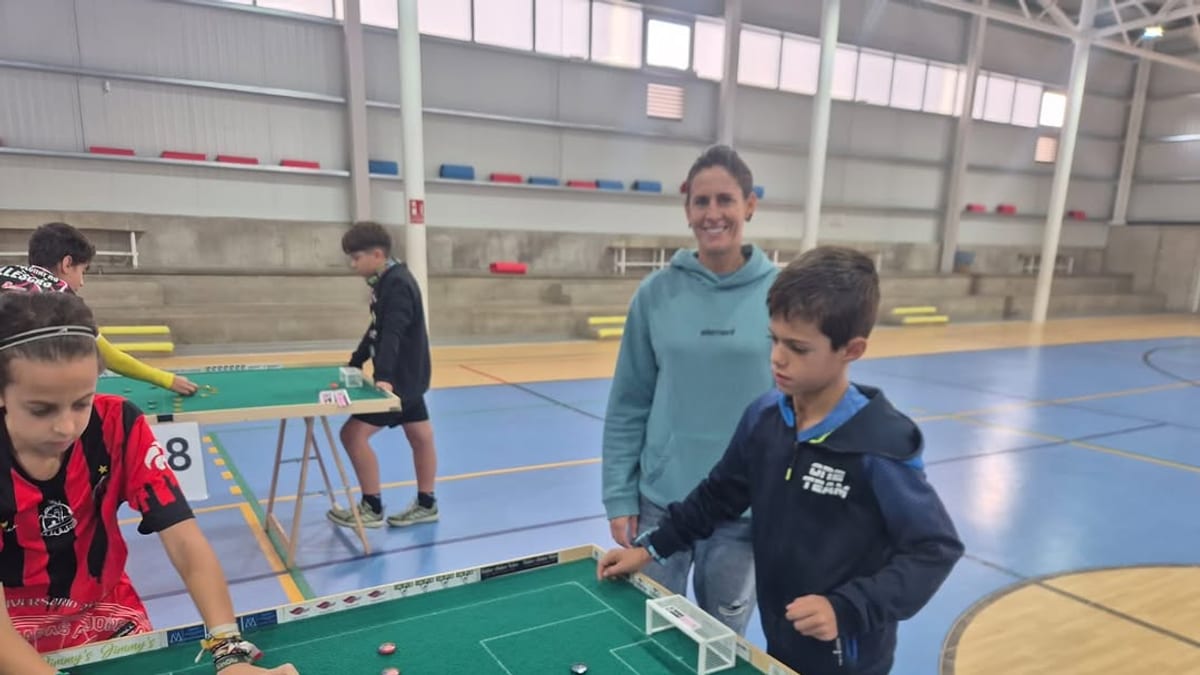 Niños jugando al futbolín en el pabellón deportivo del CEIP Rosa Chacel durante el Campeonato Autonómico de Fútbolchapas