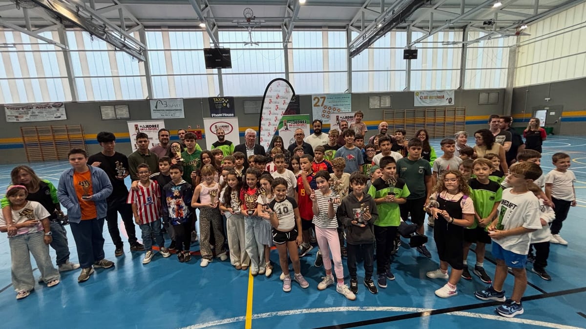 Participantes y público en el X Torneo de Ajedrez de Illescas en el pabellón Ilarcuris, con carteles de patrocinadores visibles