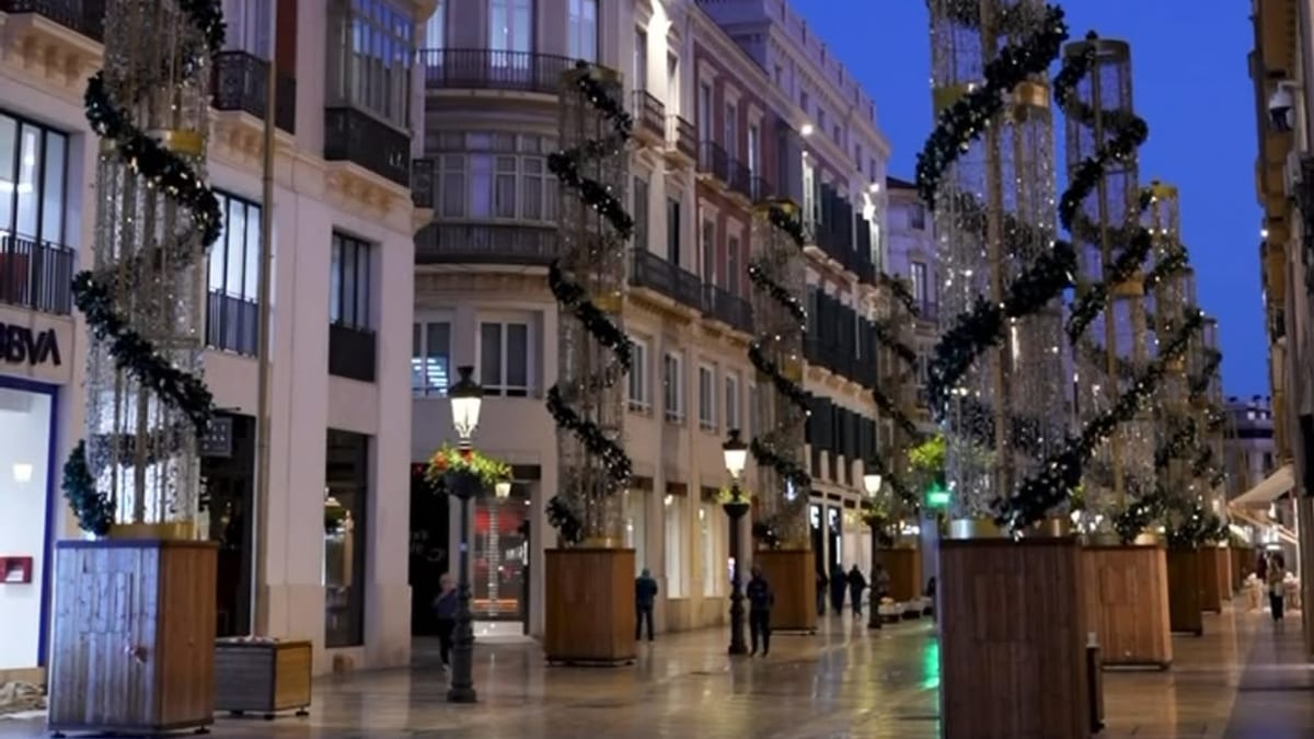 Instalación de iluminación navideña en calle Larios de Málaga